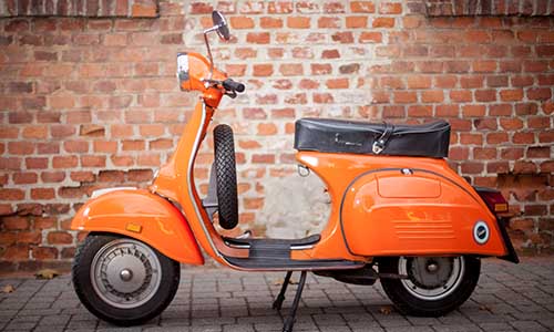 Vespa orange seitlich